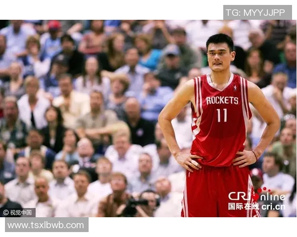 姚明身穿火箭队球衣的经典瞬间与篮球传奇的完美结合