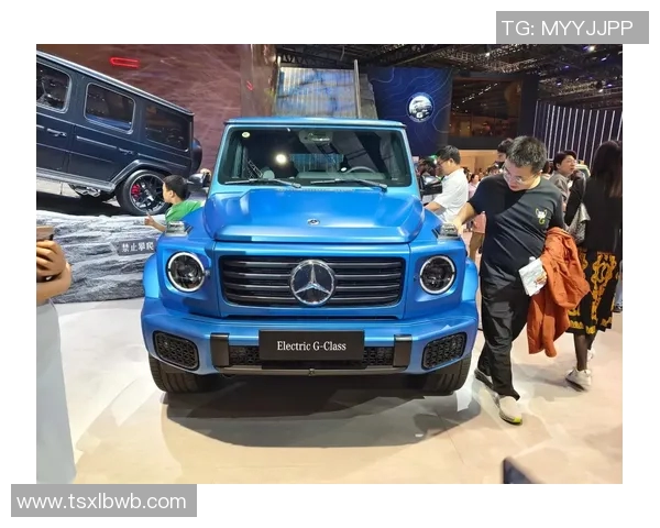 足球明星驾驭奔驰大G展现豪华生活方式与运动激情的完美结合 足球明星驾驭奔驰大G展现豪华生活方式与运动激情的完美结合