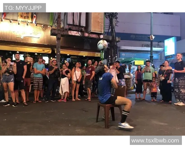 超级足球明星化身普通路人街头挑战引发热议与欢笑